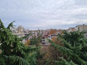 vistas a una ciudad con árboles y edificios en Чудесен нов апартамент Илинден, en Varna