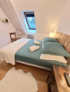 1 dormitorio con 1 cama con 2 toallas en Sarlat 4 Life en Sarlat-la-Canéda