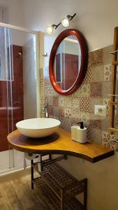 La salle de bains est pourvue d'un lavabo et d'un miroir. dans l'établissement Via Arriano 11, à Rome