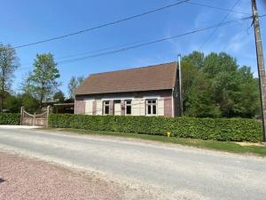 a house on the side of a road at Cosy landelijk huisje nabij riviertje in Tertry