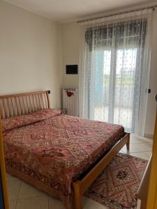 - une chambre avec un lit et une grande fenêtre dans l'établissement Bellavista, à San Salvo