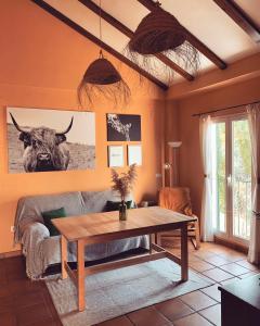 阿拉塞納的住宿－Casa Rural Una Ventana a la Sierra，客厅配有沙发和桌子