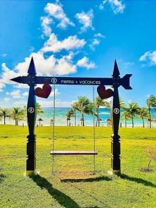 um balanço numa praia com estrelas e corações em STUDIO CARAMBOLE VUE MER - Piscines - Plages - Village vacances Sainte Anne Guadeloupe em Sainte-Anne