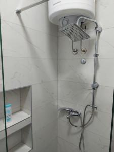 La salle de bains est pourvue d'une douche avec un pommeau de douche. dans l'établissement Apartman mikikiki, à Belgrade