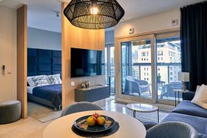 een woonkamer met een bank en een tafel met fruit erop bij Mennica Residence Apartments by P&O Serviced Apartments in Warschau