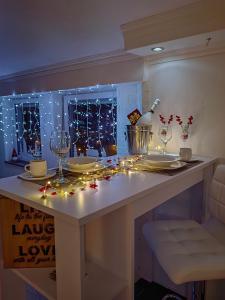 una cucina con tavolo e luci di Natale di Apartman K2 a Žarkovo