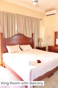 1 dormitorio con 1 cama extragrande y 1 dormitorio con celos en Hotel Enrique II Zona Colonial, Bed and Breakfast, en Santo Domingo