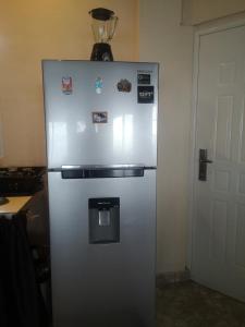 um frigorífico com ímanes e um liquidificador por cima em Casa Neblinas em San Carlos