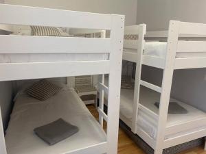 kilka białych łóżek piętrowych w pokoju w obiekcie Terrassa-Solarium Centre w mieście Platja  d'Aro