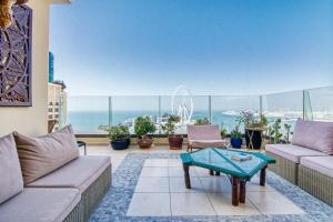 - un salon avec canapés et vue sur l'océan dans l'établissement Breathtaking sea view, beachfront apartment, 2 bedrooms, à Dubaï