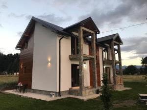 una casa costruita con travi in legno di Chalet Montenegrina with jacuzzi a Kolašin