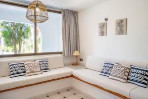 米喬爾海灘的住宿－Apartamentos Barbarroja - Formentera Break，客厅配有2张白色沙发和窗户