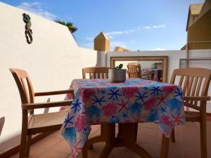 stół z kwiecistym blatem na patio w obiekcie Casa Molly w Corralejo