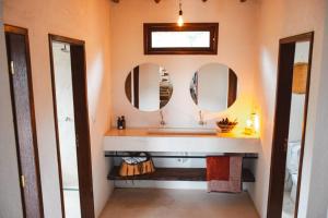 A bathroom at Casa AMAR Piscinas Naturais