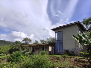 una casa al lado de una colina en Casa AMAR Piscinas Naturais, en Lençóis