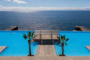 Bazén v ubytování VidaMar Resort Hotel Madeira nebo v jeho okolí