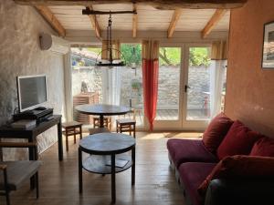 Televízia a/alebo spoločenská miestnosť v ubytovaní Gîte Appartement dans maison de village