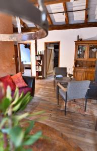 Posedenie v ubytovaní Gîte Appartement dans maison de village