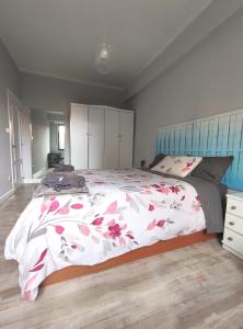 Apartamento Mavi في بلباو: غرفة نوم بسرير كبير ومفرش من الزهور
