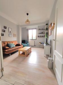 uma sala de estar com um sofá e uma mesa em Apartamento Mavi em Bilbau