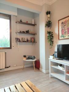 un soggiorno con TV e tavolo di Apartamento Mavi a Bilbao