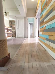um quarto vazio com uma parede de madeira em Apartamento Mavi em Bilbau