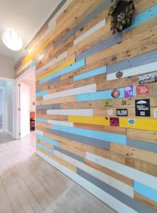 uma parede feita de tábuas de madeira num quarto em Apartamento Mavi em Bilbau
