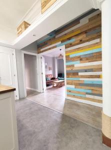Apartamento Mavi في بلباو: غرفة بها جدار مصنوع من الخشب