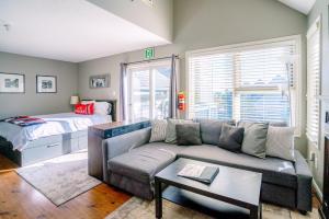 un salon avec un canapé et un lit dans l'établissement Hillside BLUE MTN Family Loft @ North Creek Resort, à Blue Mountains 25 autres photos