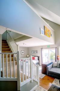 ein Wohnzimmer mit einer Treppe und einer Couch in der Unterkunft Hillside BLUE MTN Family Loft @ North Creek Resort in Blue Mountains