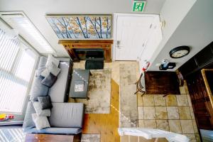 mit Blick auf ein Wohnzimmer mit einer Decke in der Unterkunft Hillside BLUE MTN Family Loft @ North Creek Resort in Blue Mountains