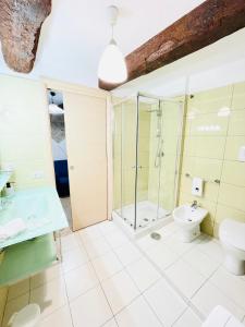Koupelna v ubytování Ch Suite & PrivateParking - Corso 18 Agosto - Apartment + 18 fotografií