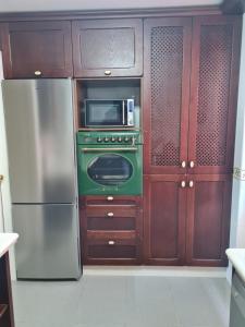 a kitchen with a green oven and a microwave at Casa Camino del Agua in Castilleja de la Cuesta