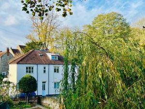 ein weißes Haus mit rotem Dach in der Unterkunft Dapps Hill Haven - between Bristol and Bath, both 9 mins by train! in Keynsham