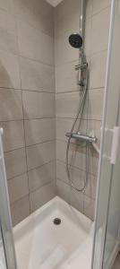Kúpeľňa v ubytovaní Charmant Appartement au Cœur de Fougères + 6 fotografií