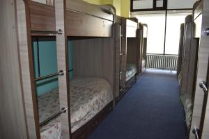 Uma ou mais camas em beliche em um quarto em miniGостиница