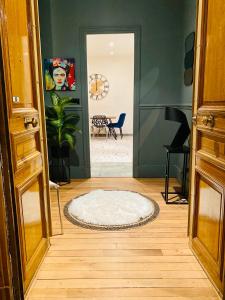 una puerta abierta a una habitación con una alfombra en el suelo en Pompidou ROOM PARIS CENTRE en París