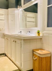 y baño con lavabo y espejo. en Pompidou ROOM PARIS CENTRE en París