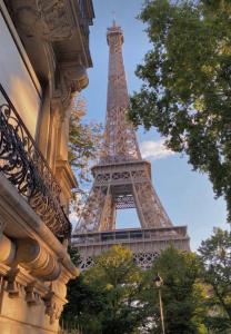 Blick auf den Eiffelturm von hinter einem Gebäude in der Unterkunft Pompidou ROOM PARIS CENTRE in Paris