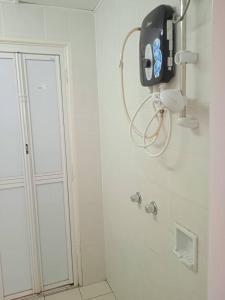 ein Bad mit einer Dusche und einem Telefon an der Wand in der Unterkunft Seaview Pd homestay Apartment in Port Dickson