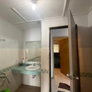 ein Bad mit einem Waschbecken und einem Spiegel in der Unterkunft Seaview Pd homestay Apartment in Port Dickson
