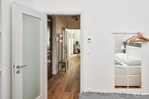 un pasillo con una puerta que conduce a un dormitorio en Stylish Apartment in Smíchov by Prague Days, en Praga