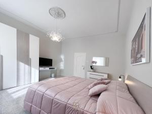 ein Schlafzimmer mit einem großen rosa Bett in einem Zimmer in der Unterkunft Emma Home Matera in Matera