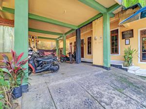 a group of motorcycles parked inside of a building at OYO 91235 Pondok Damu in Kapal