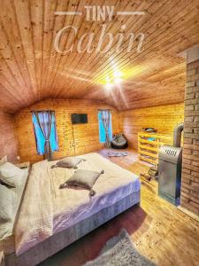 Llit o llits en una habitació de TINY CABIN