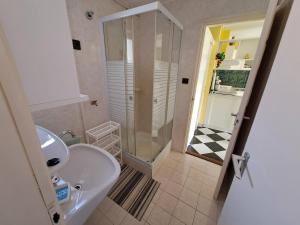 A bathroom at Bianka Apartman