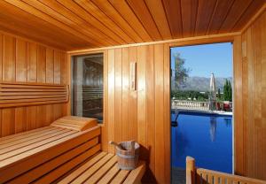 Bazén v ubytování Magnificent modern villa with sauna by Renthousing nebo v jeho okolí