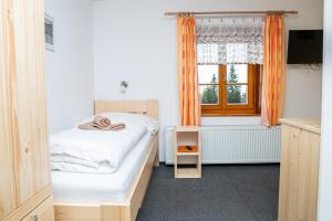 Posteľ alebo postele v izbe v ubytovaní Horský hotel Paprsek