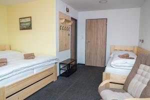 Posteľ alebo postele v izbe v ubytovaní Horský hotel Paprsek