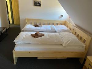Posteľ alebo postele v izbe v ubytovaní Horský hotel Paprsek